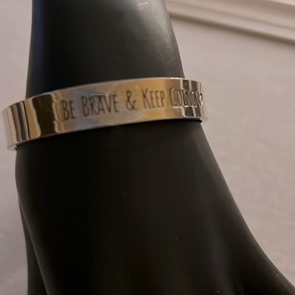 Silver cuff bracelet with chain and arrow hook closure with inscription. - Picture 3 of 6